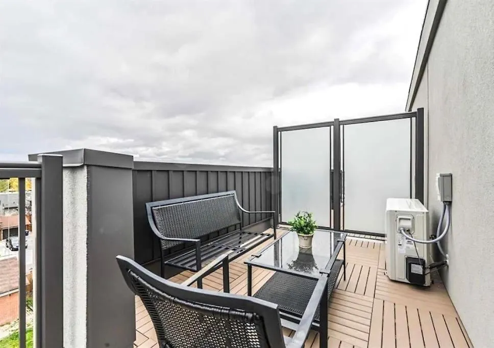 Luxe Toronto Townhome, Rooftop Terrace, Parking Apartment