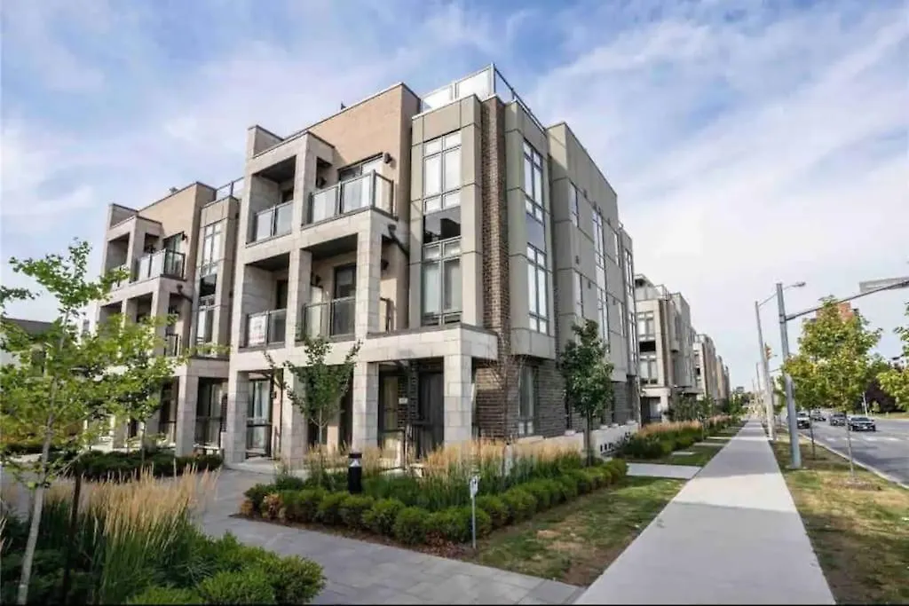 Luxe Toronto Townhome, Rooftop Terrace, Parking 0*,  Canada